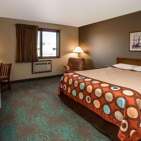 Super 8 By Wyndham Hartford Wi Hotel Exterior photo