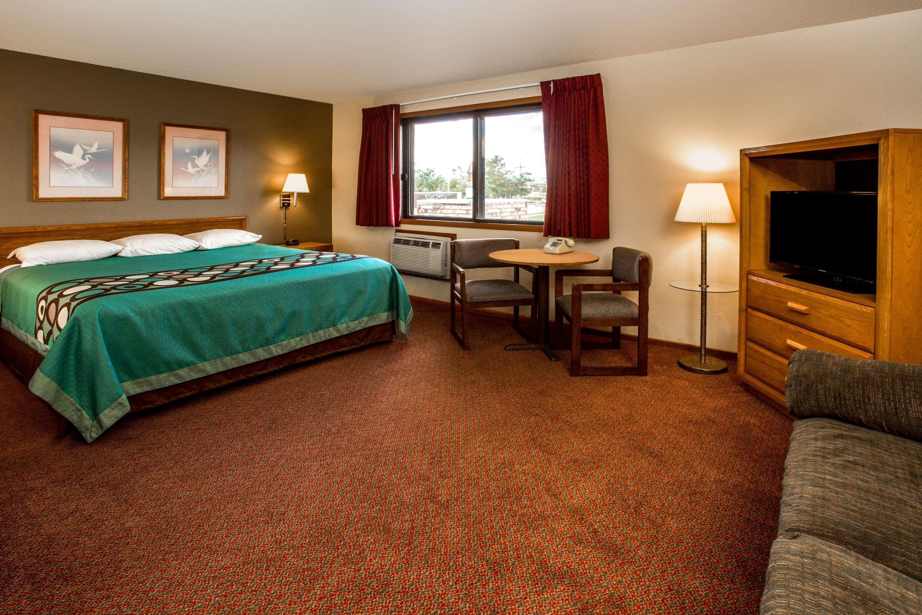 Super 8 By Wyndham Hartford Wi Hotel Exterior photo