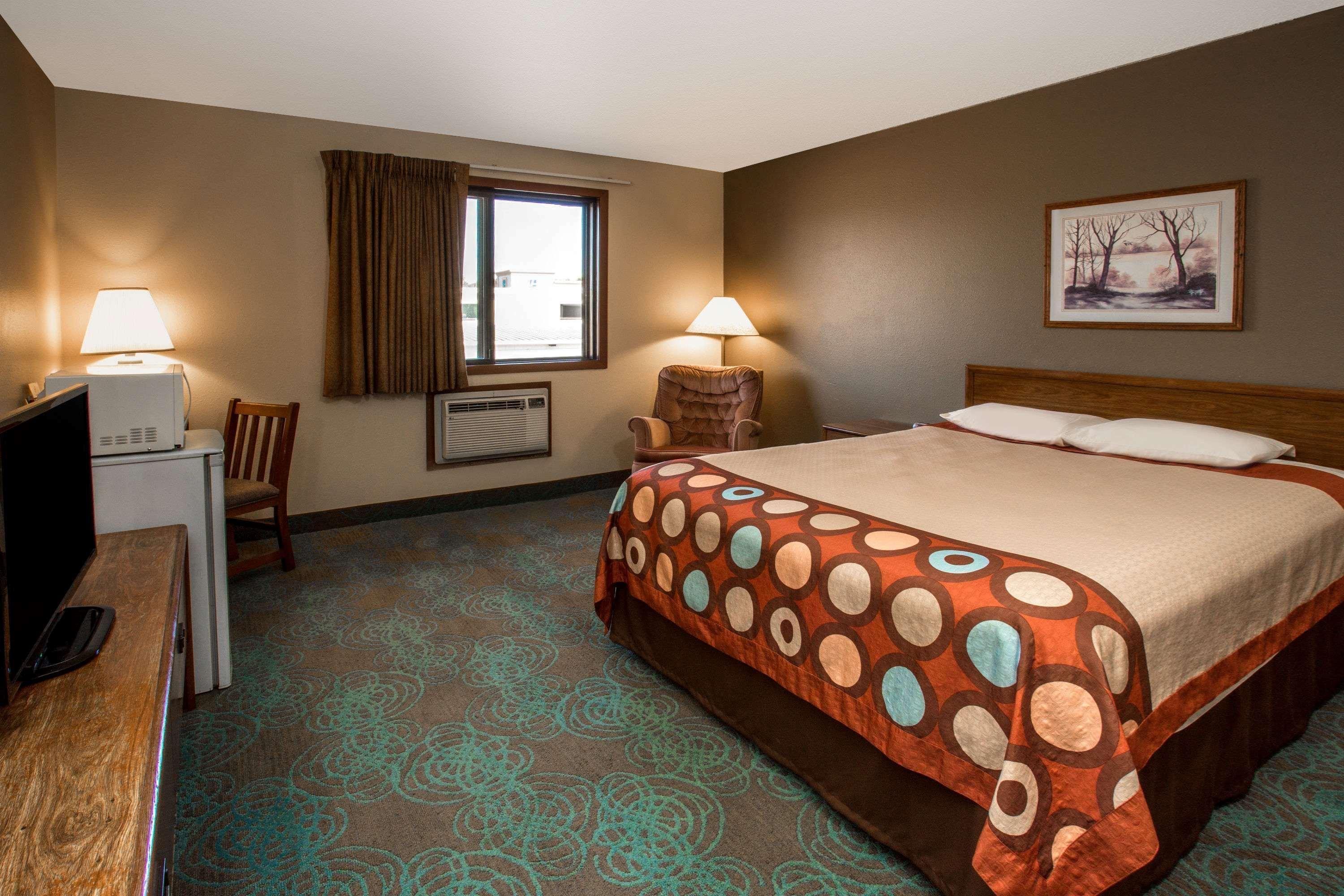 Super 8 By Wyndham Hartford Wi Hotel Exterior photo