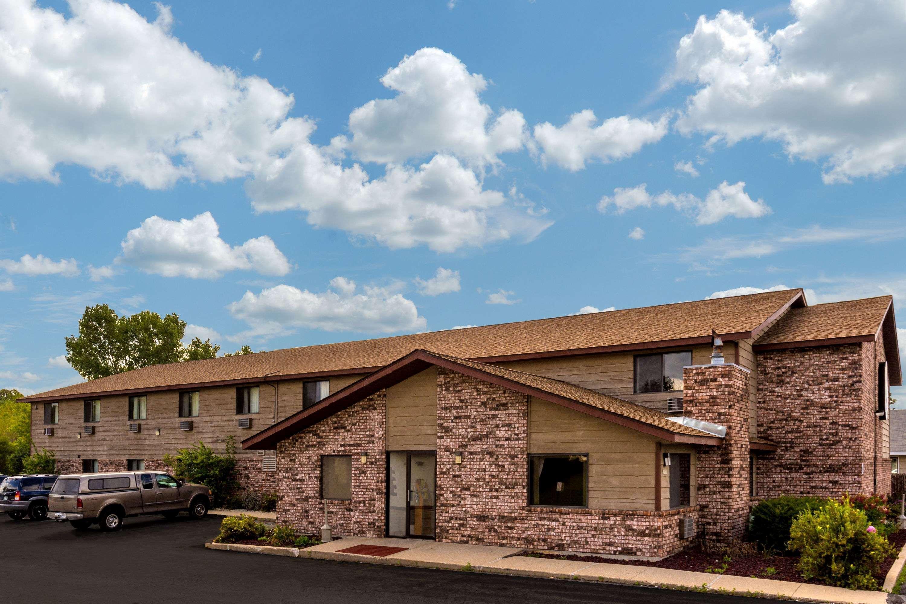 Super 8 By Wyndham Hartford Wi Hotel Exterior photo