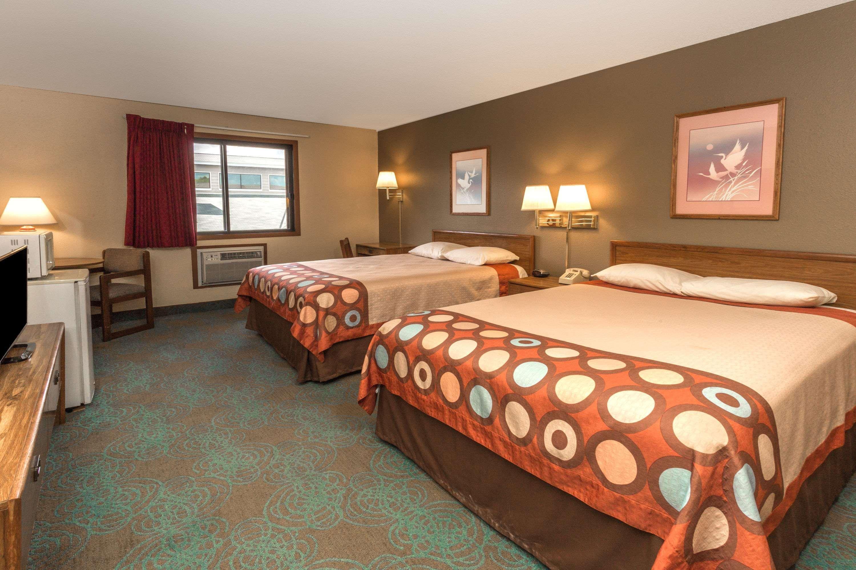 Super 8 By Wyndham Hartford Wi Hotel Exterior photo