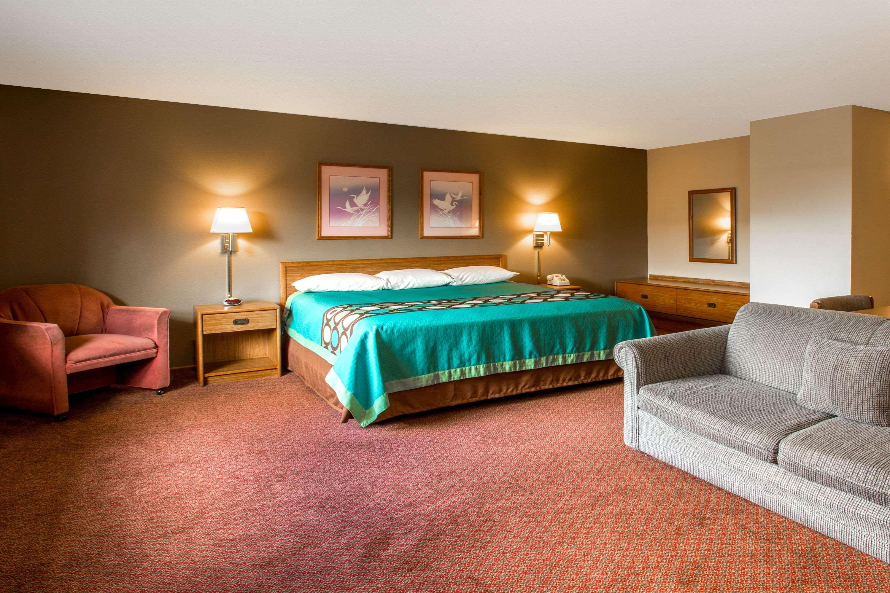 Super 8 By Wyndham Hartford Wi Hotel Exterior photo