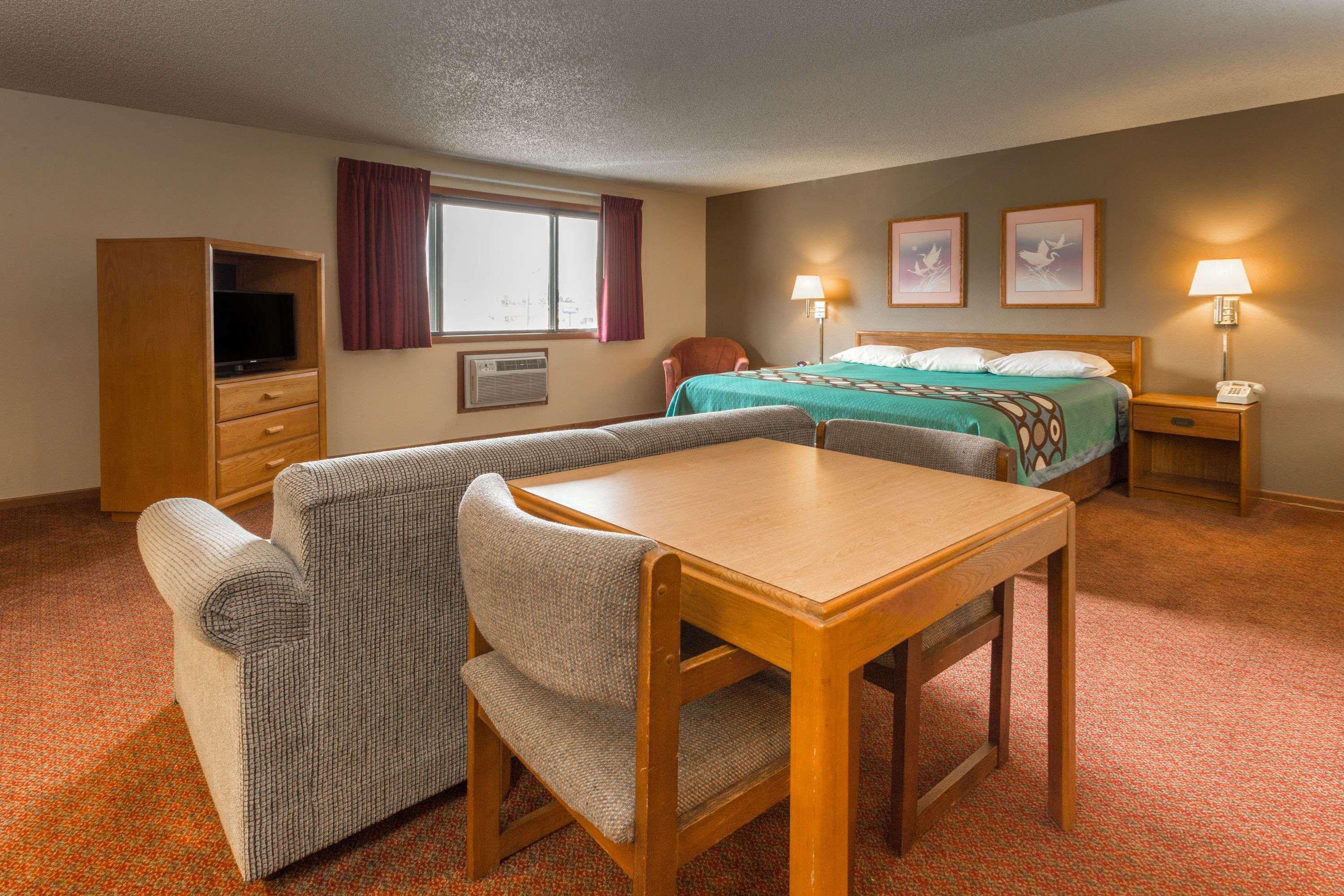 Super 8 By Wyndham Hartford Wi Hotel Exterior photo