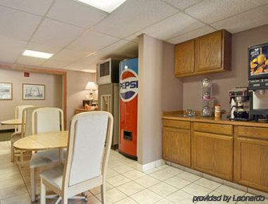 Super 8 By Wyndham Hartford Wi Hotel Restaurant photo