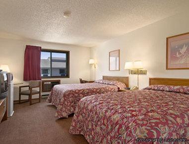 Super 8 By Wyndham Hartford Wi Hotel Room photo